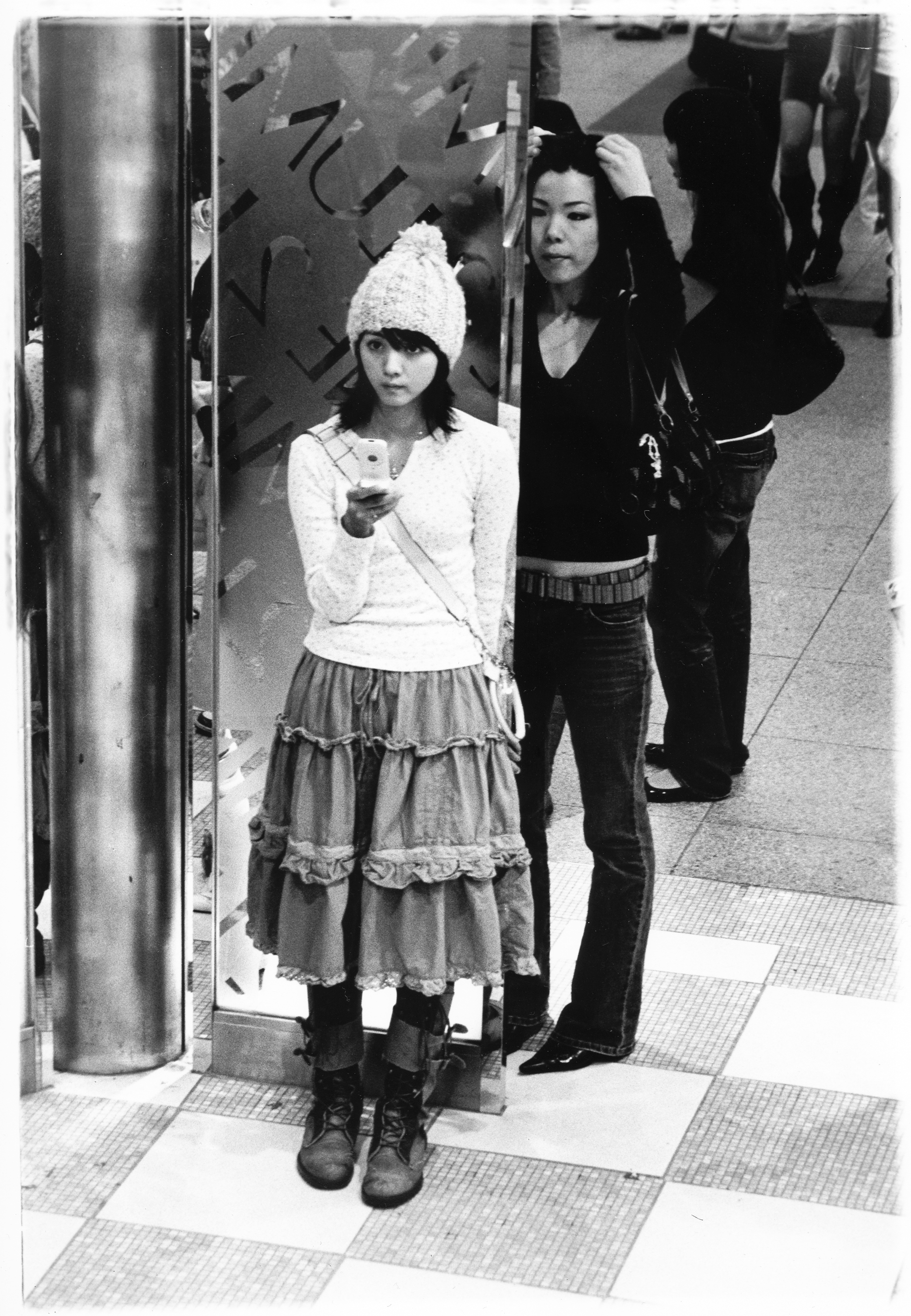 fille-metro-adossée