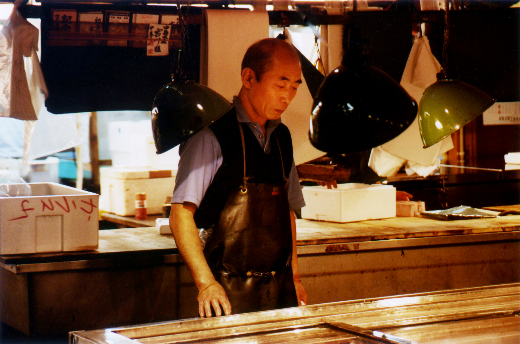 homme-marche-stand-poisson
