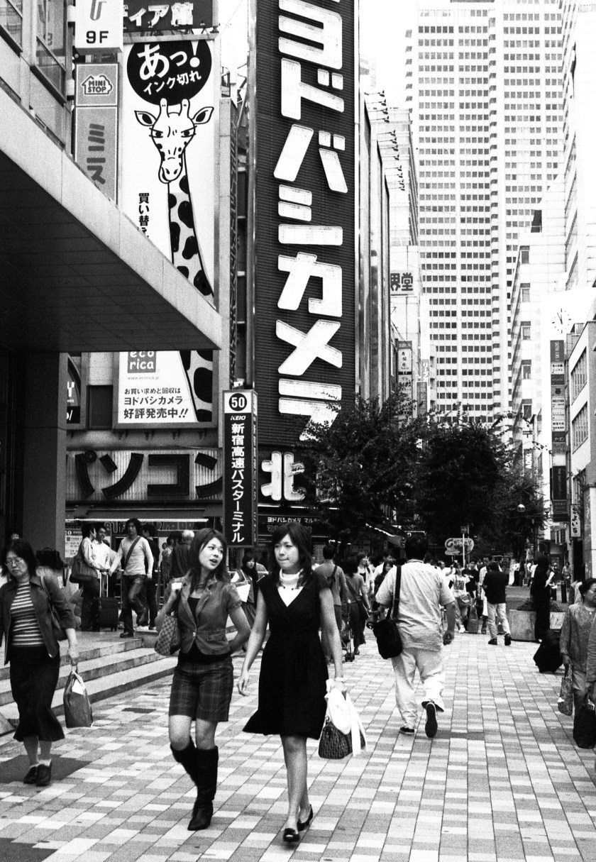 streetview-buildings-girls-shopping
